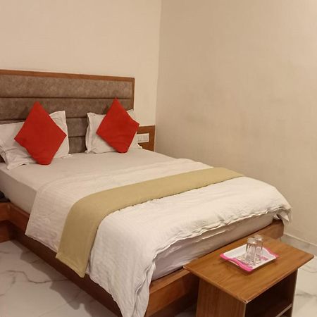 Hotel New Lake View Ахмедабад Экстерьер фото
